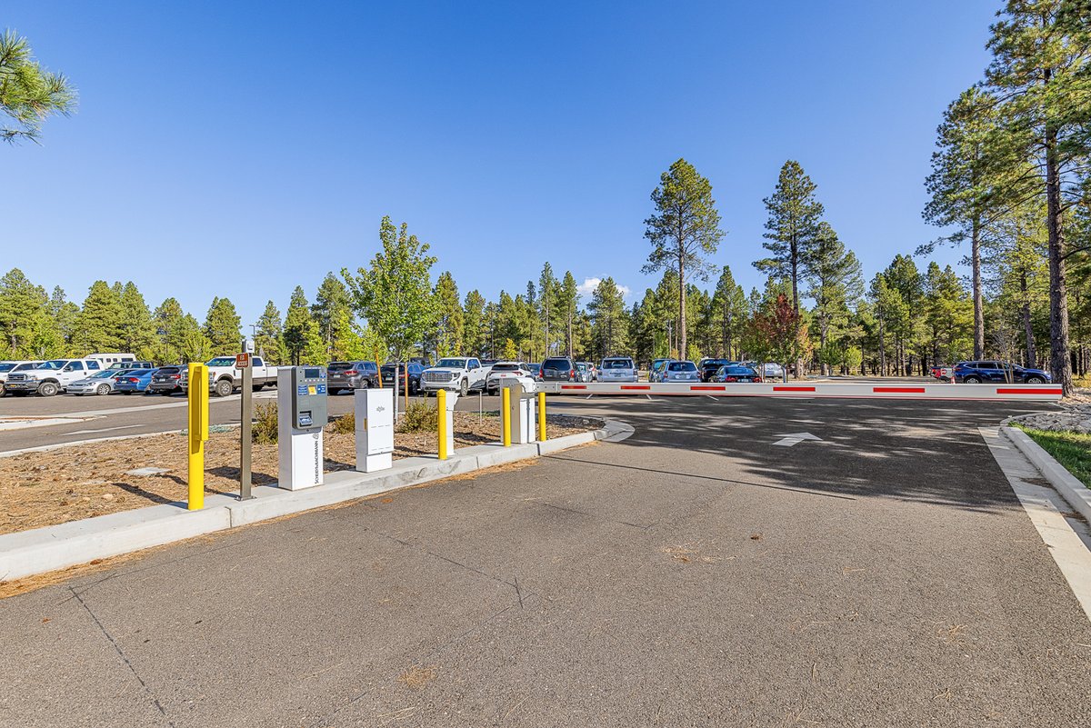 FlyFlagstaffAZ's tweet image. 🚗 Picking someone up at FLG? Skip the curb crowd!
Relax in the Terminal or Economy Parking Lots while you wait—no circling required. The first hour is free in both lots, and there's plenty of space available.
More parking details at flyflagstaffaz.com/parking.