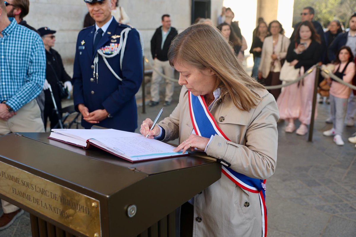 cath_michaud75's tweet photo. 80e anniversaire de la libération du camp de Buchenwald : j’ai déposé une gerbe au nom de @vpecresse lors de la cérémonie du ravivage de la flamme sous l’arc de triomphe.
#FNDIRP https://t.co/CW5uQKXI9o