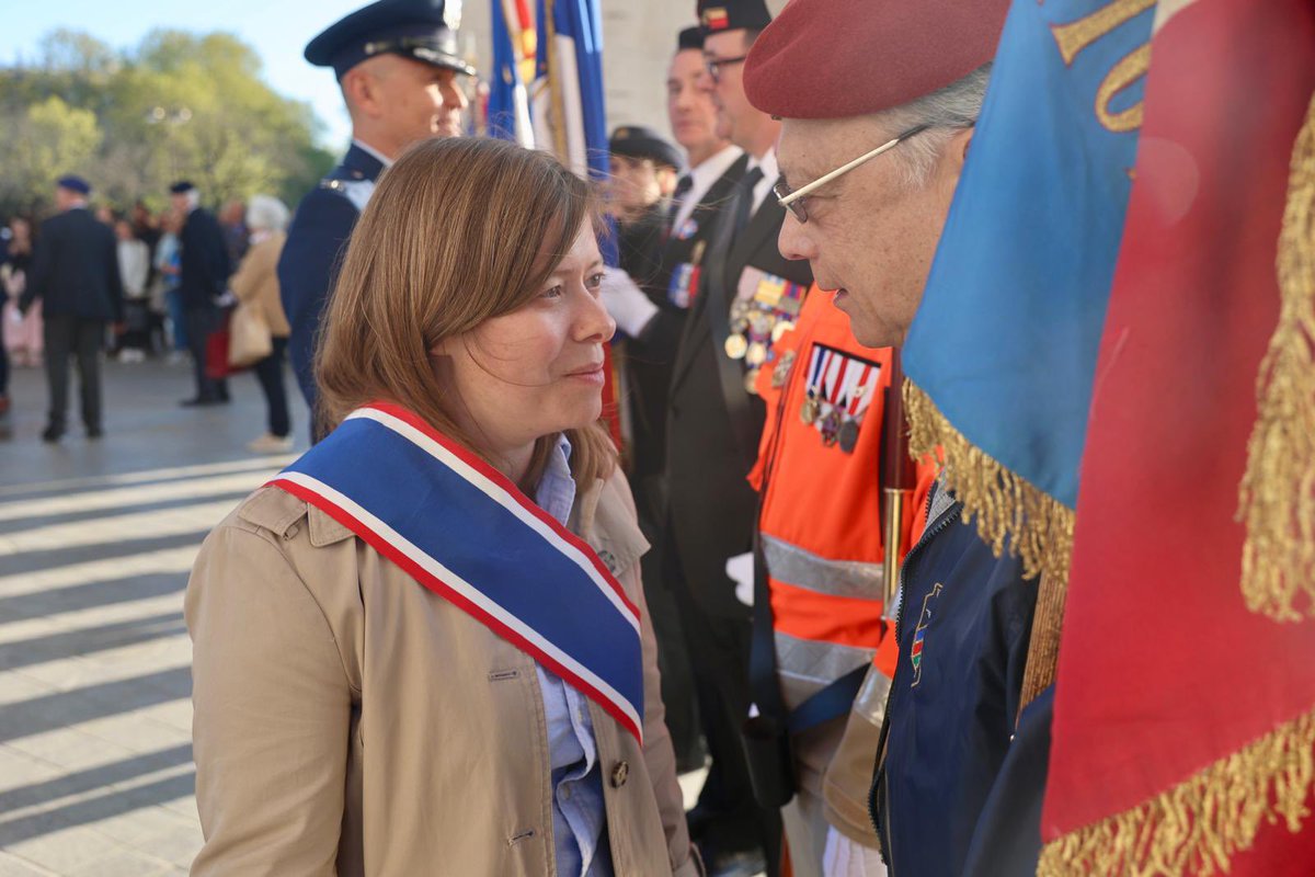 cath_michaud75's tweet photo. 80e anniversaire de la libération du camp de Buchenwald : j’ai déposé une gerbe au nom de @vpecresse lors de la cérémonie du ravivage de la flamme sous l’arc de triomphe.
#FNDIRP https://t.co/CW5uQKXI9o