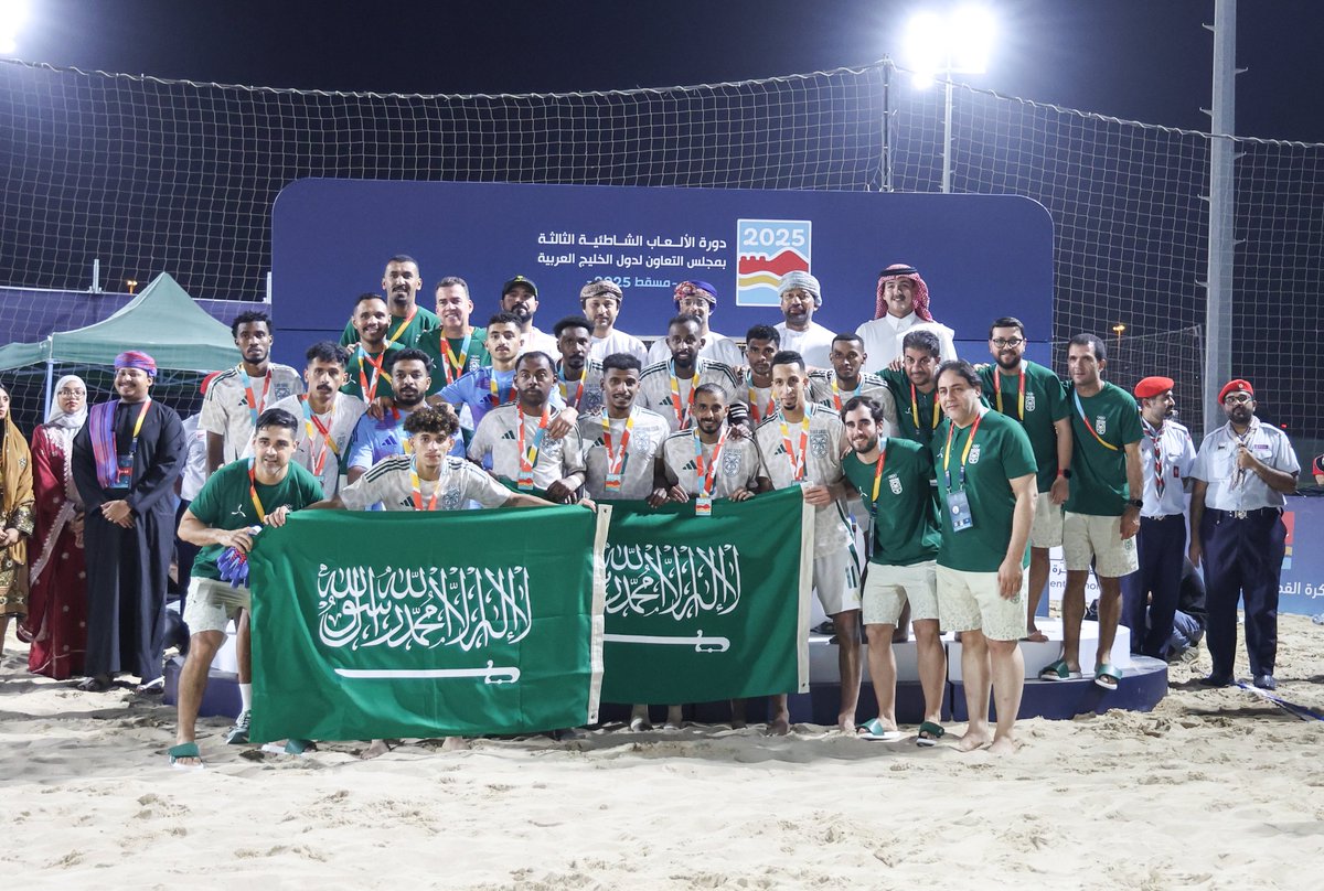 GccBeach3's tweet photo. 📸 تكريم منتخبات 🥈#الإمارات و 🥉#السعودية بالميداليات الفضية والبرونزية.

#كرة_القدم_الشاطئية
#الألعاب_الشاطئية_مسقط2025 https://t.co/OPoSjryTdQ