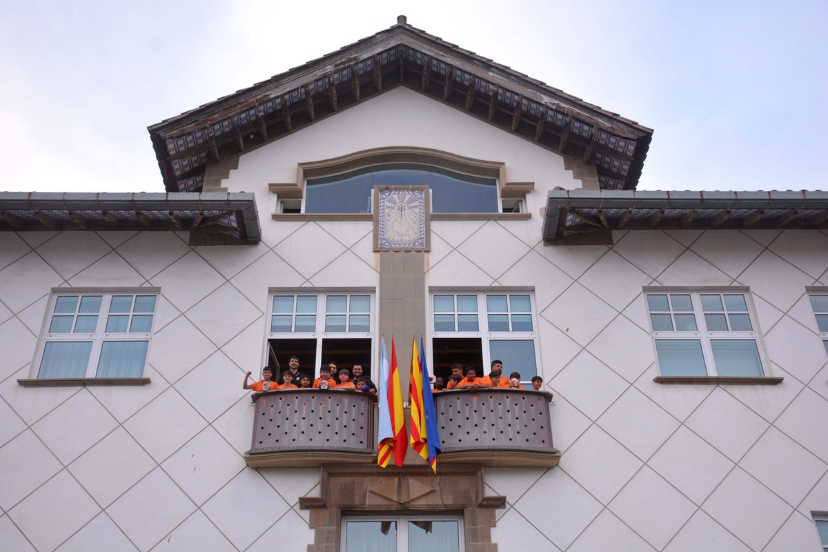 🏆⚽️#Olot reconeix els valors i l’èxit del Club Atlètic Olot.

🔊#AjuntamentOlot ha rebut els jugadors i representants del club de futbol olotí, l’equip aleví del qual s’ha proclamat campió de lliga.

ℹ️Tota la info aquí: olot.cat/pl217/ajuntame…

#femOlot #EsportsOlot