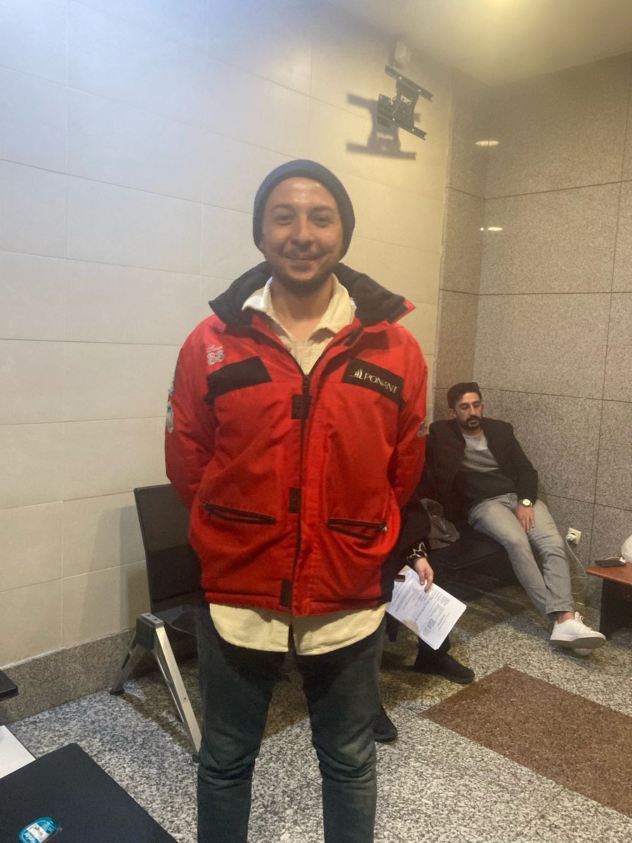 Yoldaşımız Bekir Aslan (@acabacabasell) çıkartıldığı mahkeme tarafından tutuklandı. 

Yoldaşımızı mücadeledeki inadından ve azminden korktuğunuz için tutukladığınızı biliyoruz: Fakat bizim dayanışmamız sizin baskılarınızdan, tehditlerinizden çok daha büyük! Bekir'i ve esir