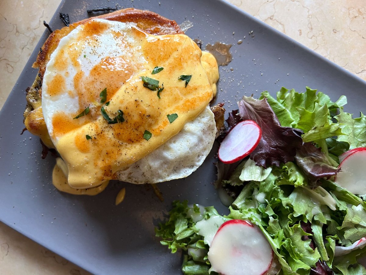 GrandWayneCC's tweet image. Experience The Bradley with a night out on the rooftop of Birdie's Fort Wayne with great views of Downtown Fort Wayne, and enjoy brunch at Arbor Ft. Wayne after sleeping in those lush, comfy beds! #DTFW

Reservations: bradleyhotel.com