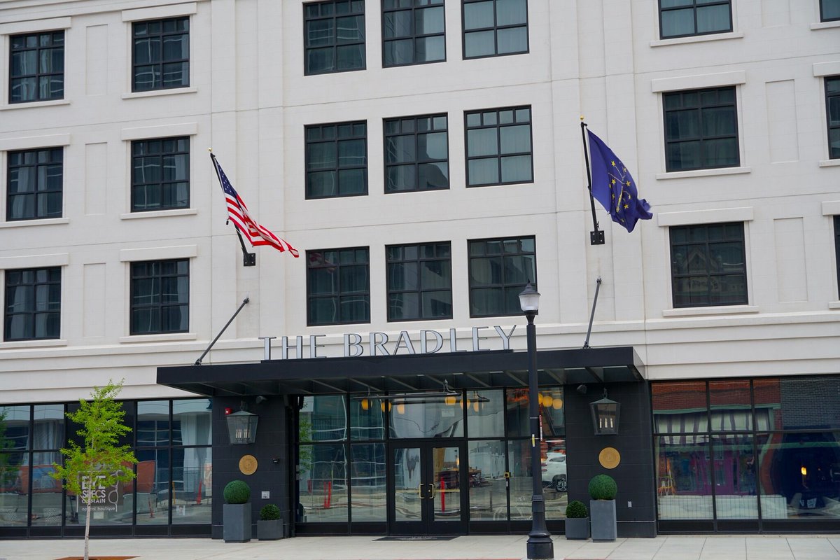 GrandWayneCC's tweet image. Experience The Bradley with a night out on the rooftop of Birdie's Fort Wayne with great views of Downtown Fort Wayne, and enjoy brunch at Arbor Ft. Wayne after sleeping in those lush, comfy beds! #DTFW

Reservations: bradleyhotel.com