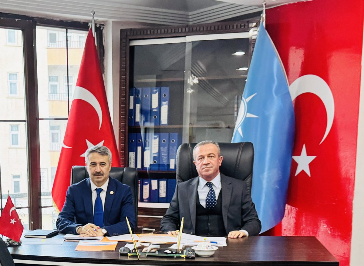 KayaZeydin's tweet photo. 📍 AK Part Hakkari İl Başkanlığı 

✅ İlçe Başkanlarımızla Toplantı

Genel Merkez Teşkilat Başkan Yardımcımız, Ortadoğu Anadolu Bölge Koordinatörümüz, Adıyaman Milletvekilimiz, Sn Av. @MustafaAlkayis Başkanlığında;

İlçe Başkanlarımızın katılımlarıyla  İstişare ve Değerlendirme Toplantımızı gerçekleştirdik.

Sayın Teşkilat Başkan Yardımcımızın samimiyeti, teşkilat tecrübesi ve Hakkari'mize olan teveccühü bizleri ayrıca mutlu etmiştir. 

Bu dönem Hakkari'miz ve teşkilatlarımız açısından çok bereketli bir dönem olacaktır.  

Genel Başkanımız, Cumhurbaşkanımız Sayın Recep Tayyip ERDOĞAN liderliğinde; Ülkemiz, Milletimiz, Hakkari'miz ve AK Partimiz için var gücümüzle çalışmaya devam edeceğiz.

Toplantımızın hayırlara vesile olmasını dileriz.

@Akparti 
@RTErdogan 
@abuyukgumus 
@MustafaAlkayis 
@HasimTaskiran