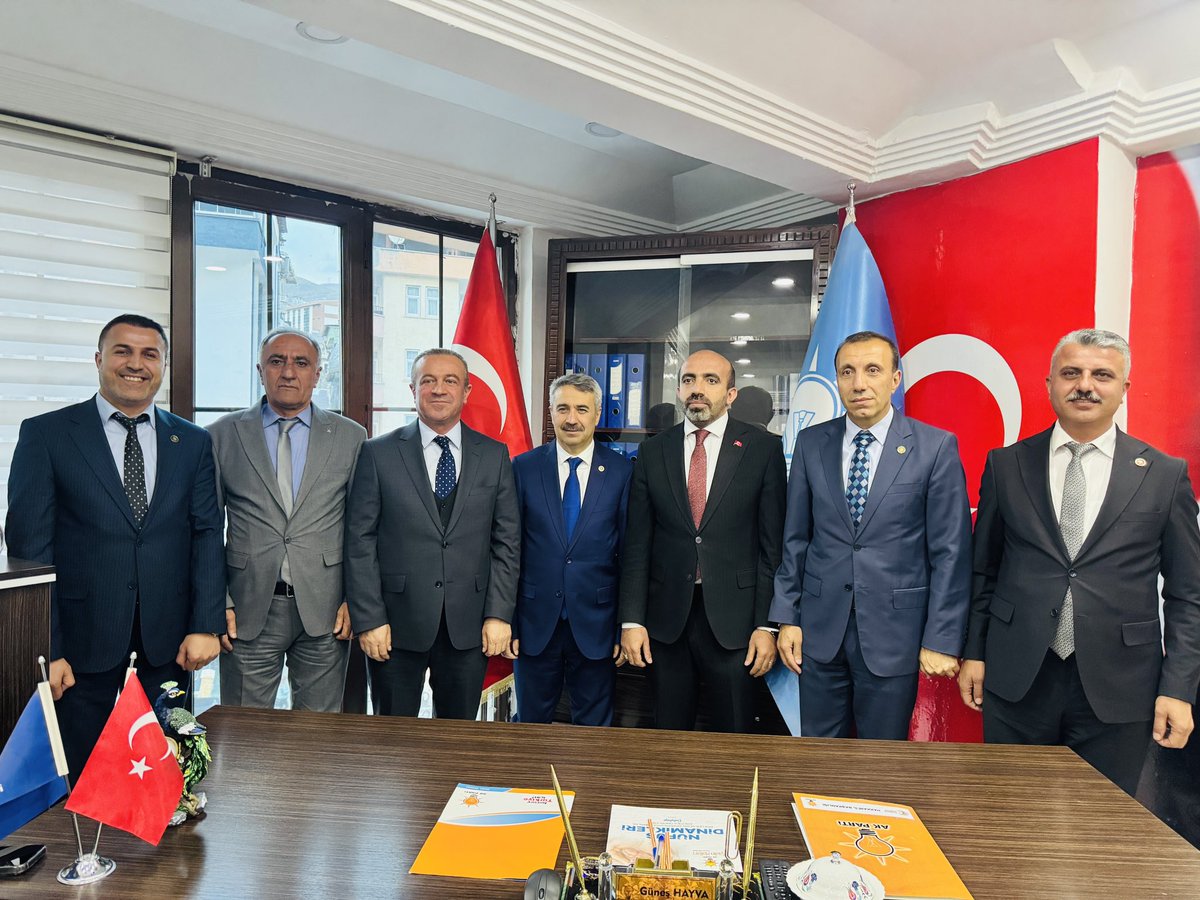 KayaZeydin's tweet photo. 📍 AK Part Hakkari İl Başkanlığı 

✅ İlçe Başkanlarımızla Toplantı

Genel Merkez Teşkilat Başkan Yardımcımız, Ortadoğu Anadolu Bölge Koordinatörümüz, Adıyaman Milletvekilimiz, Sn Av. @MustafaAlkayis Başkanlığında;

İlçe Başkanlarımızın katılımlarıyla  İstişare ve Değerlendirme Toplantımızı gerçekleştirdik.

Sayın Teşkilat Başkan Yardımcımızın samimiyeti, teşkilat tecrübesi ve Hakkari'mize olan teveccühü bizleri ayrıca mutlu etmiştir. 

Bu dönem Hakkari'miz ve teşkilatlarımız açısından çok bereketli bir dönem olacaktır.  

Genel Başkanımız, Cumhurbaşkanımız Sayın Recep Tayyip ERDOĞAN liderliğinde; Ülkemiz, Milletimiz, Hakkari'miz ve AK Partimiz için var gücümüzle çalışmaya devam edeceğiz.

Toplantımızın hayırlara vesile olmasını dileriz.

@Akparti 
@RTErdogan 
@abuyukgumus 
@MustafaAlkayis 
@HasimTaskiran