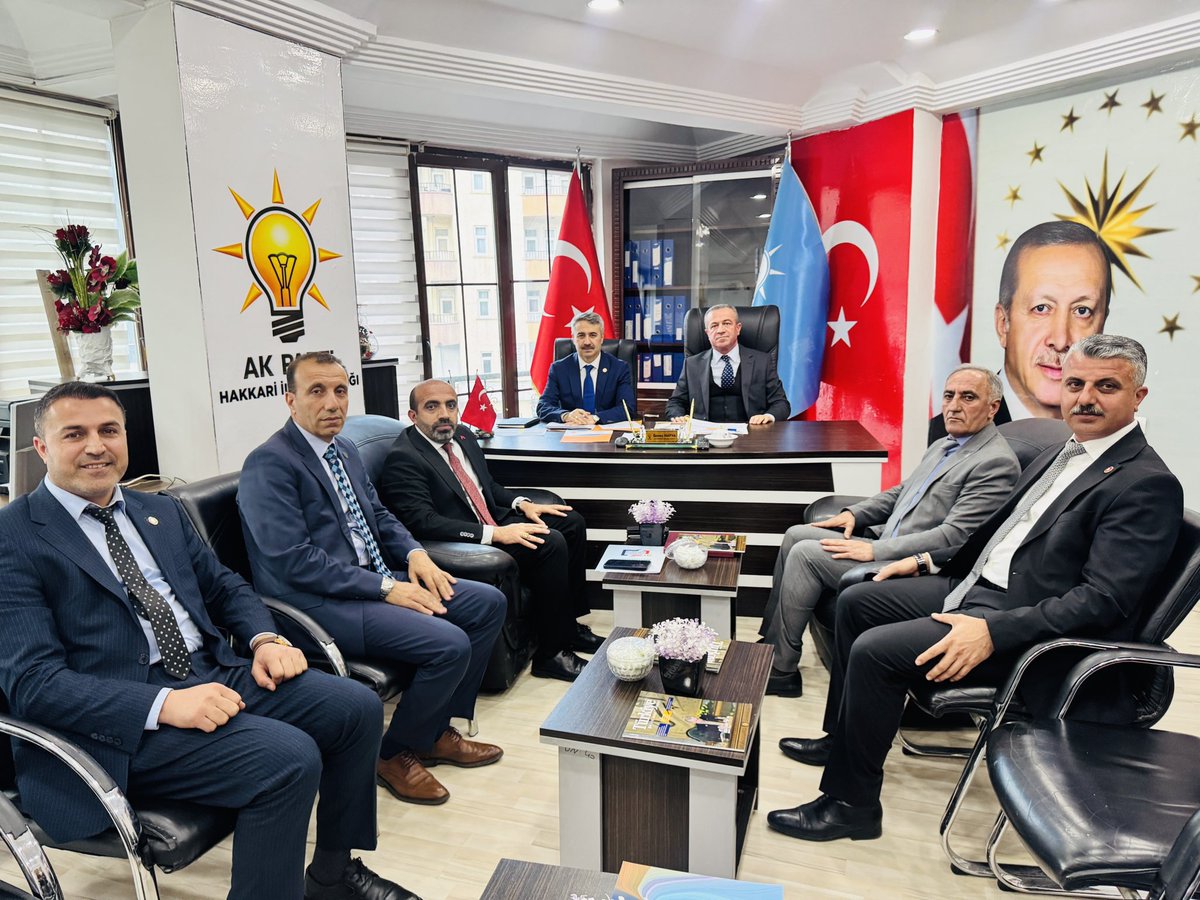 KayaZeydin's tweet photo. 📍 AK Part Hakkari İl Başkanlığı 

✅ İlçe Başkanlarımızla Toplantı

Genel Merkez Teşkilat Başkan Yardımcımız, Ortadoğu Anadolu Bölge Koordinatörümüz, Adıyaman Milletvekilimiz, Sn Av. @MustafaAlkayis Başkanlığında;

İlçe Başkanlarımızın katılımlarıyla  İstişare ve Değerlendirme Toplantımızı gerçekleştirdik.

Sayın Teşkilat Başkan Yardımcımızın samimiyeti, teşkilat tecrübesi ve Hakkari'mize olan teveccühü bizleri ayrıca mutlu etmiştir. 

Bu dönem Hakkari'miz ve teşkilatlarımız açısından çok bereketli bir dönem olacaktır.  

Genel Başkanımız, Cumhurbaşkanımız Sayın Recep Tayyip ERDOĞAN liderliğinde; Ülkemiz, Milletimiz, Hakkari'miz ve AK Partimiz için var gücümüzle çalışmaya devam edeceğiz.

Toplantımızın hayırlara vesile olmasını dileriz.

@Akparti 
@RTErdogan 
@abuyukgumus 
@MustafaAlkayis 
@HasimTaskiran