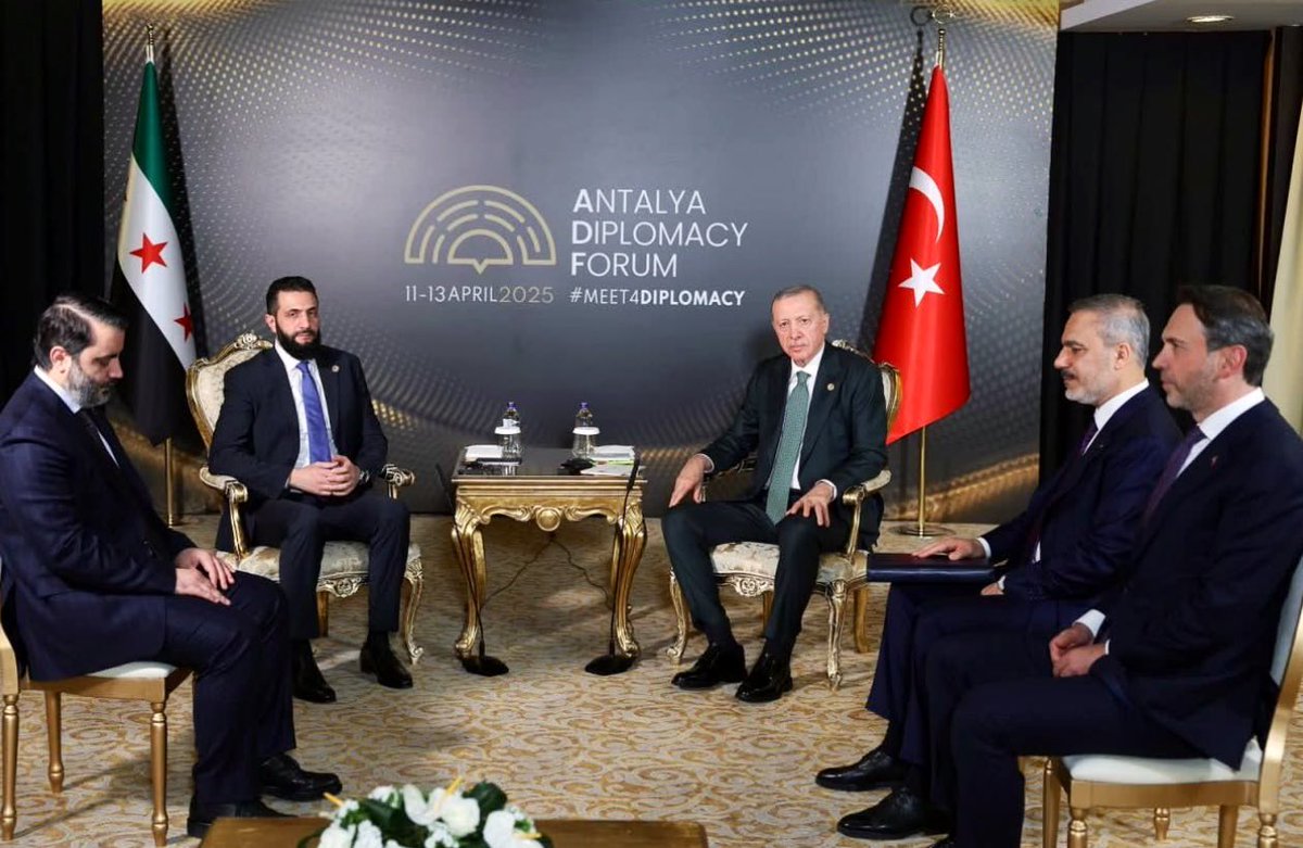 Sahada savaşanla masada konuşan bir araya gelince oyun kurulur. Bu, bir fotoğrafın çok ötesinde…