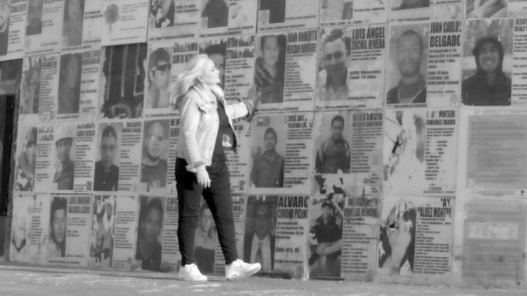 Con su voz y su música, <a href="/AnaCirreOficial/">Ana Cirré.</a> abraza una causa profunda: la lucha de las familias de personas desaparecidas. 💜 La maestra presenta "Sueño", un tema lleno de esperanza y fuerza que forma parte de su nuevo álbum "Invencibles".
Escúchalo 👉 bit.ly/3G3Zvm9