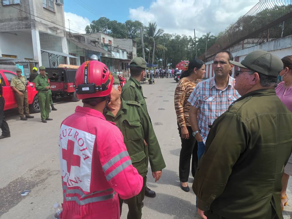 Nos personamos en la <a href="/CervecemGP/">Empresa Cervecería Guido Pérez</a> del #Cotorro donde ocurrió un incendio. Comandos del cuerpo de bomberos y fuerzas del <a href="/minint_cuba/">MININT_CUBA</a> toman todas las medidas para proteger la vida de trabajadores y población 
Aquí además <a href="/IzquierdoAlons1/">Livan Izquierdo Alonso</a>
<a href="/YanetHzP25/">Yanet Hernández</a> y G/D Ramón Pardo Guerra.