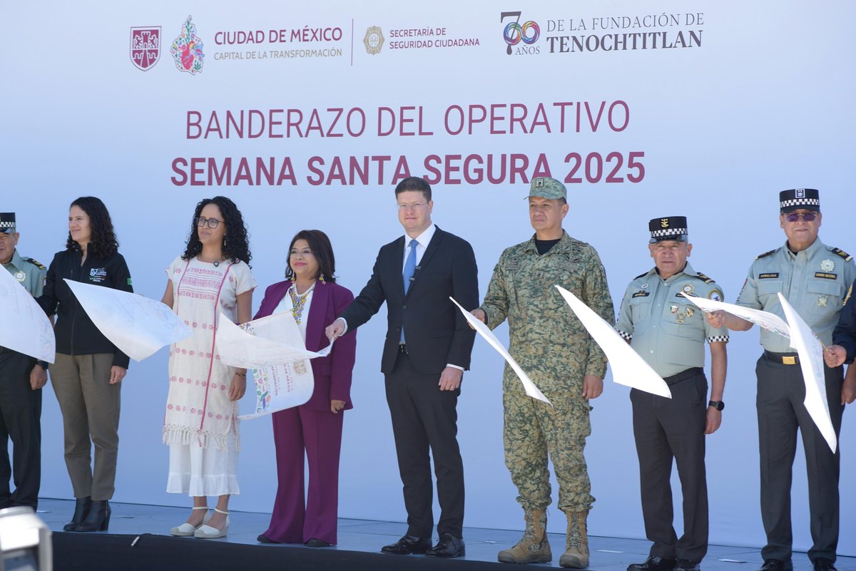 SSC_CDMX's tweet photo. #BoletinSSC | #OPERATIVO | #SemanaSantaSegura l En la caseta de entrada a la #CiudadDeMéxico, en @TlalpanAl, el Secretario de Seguridad Ciudadana, licenciado @PabloVazC, con la #JefaDeGobierno, @ClaraBrugadaM e integrantes del gabinete de seguridad y autoridades del @GobiernoMX, dieron el banderazo de salida del Operativo Semana Santa Segura 2025.

El titular de la #SSC detalló que el despliegue tiene como propósito garantizar la integridad física y patrimonial de quienes habitan y visitan nuestra ciudad durante este periodo vacacional.
https://t.co/CPFB3WQbvM