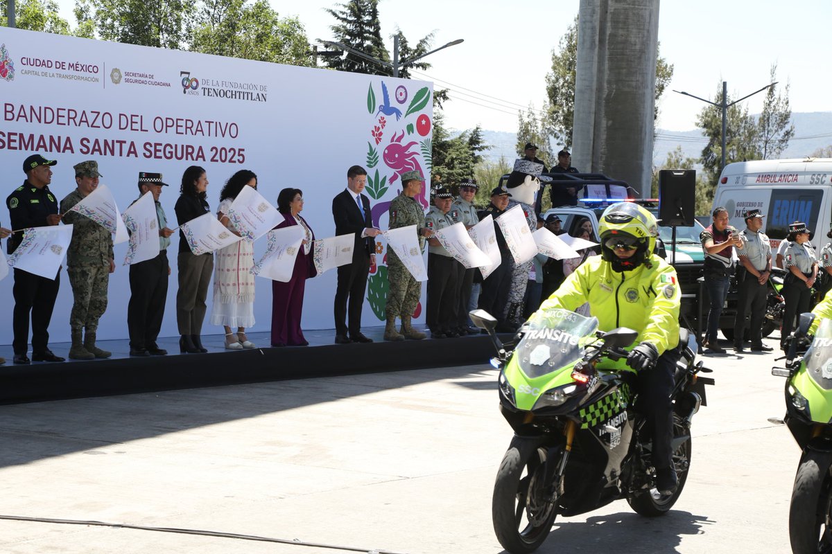 SSC_CDMX's tweet photo. #BoletinSSC | #OPERATIVO | #SemanaSantaSegura l En la caseta de entrada a la #CiudadDeMéxico, en @TlalpanAl, el Secretario de Seguridad Ciudadana, licenciado @PabloVazC, con la #JefaDeGobierno, @ClaraBrugadaM e integrantes del gabinete de seguridad y autoridades del @GobiernoMX, dieron el banderazo de salida del Operativo Semana Santa Segura 2025.

El titular de la #SSC detalló que el despliegue tiene como propósito garantizar la integridad física y patrimonial de quienes habitan y visitan nuestra ciudad durante este periodo vacacional.
https://t.co/CPFB3WQbvM
