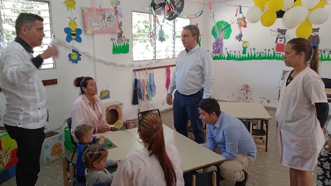 CubaMES's tweet photo. ✅Realiza visita de trabajo a la @UCLVCU el ministro Dr. C. @WalterBG_MES durante el cual realizó un recorrido por la Casita Infantil Los Criollitos, la Casa del Estudiante, las áreas deportivas y el CIDEM.
Acompañado de @lbolivera73 y su equipo de trabajo. 
#UniversidadCubana https://t.co/N5DWFVCMA1