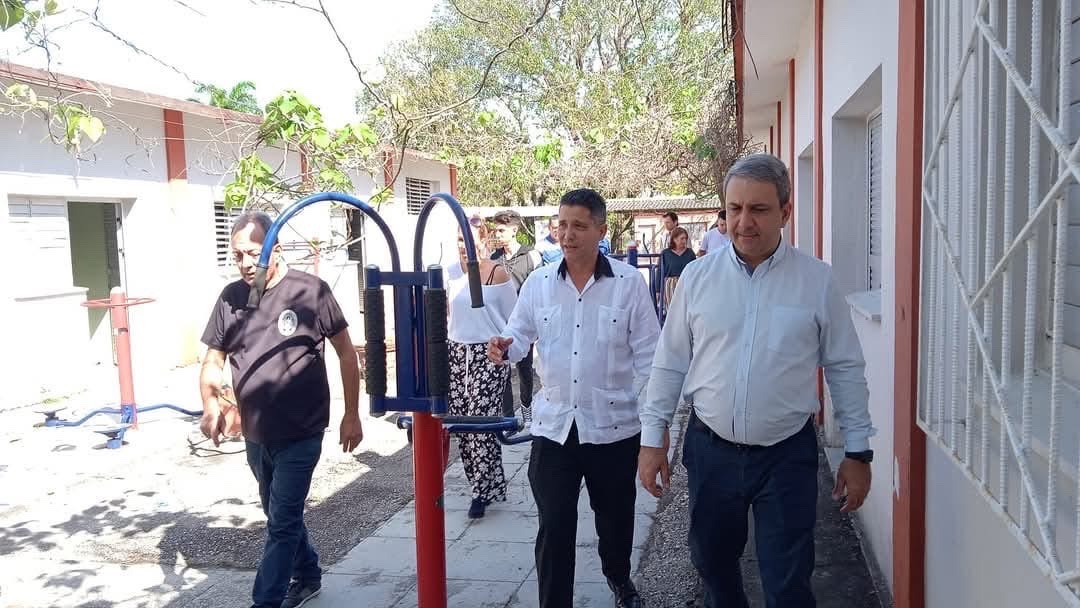CubaMES's tweet photo. ✅Realiza visita de trabajo a la @UCLVCU el ministro Dr. C. @WalterBG_MES durante el cual realizó un recorrido por la Casita Infantil Los Criollitos, la Casa del Estudiante, las áreas deportivas y el CIDEM.
Acompañado de @lbolivera73 y su equipo de trabajo. 
#UniversidadCubana https://t.co/N5DWFVCMA1