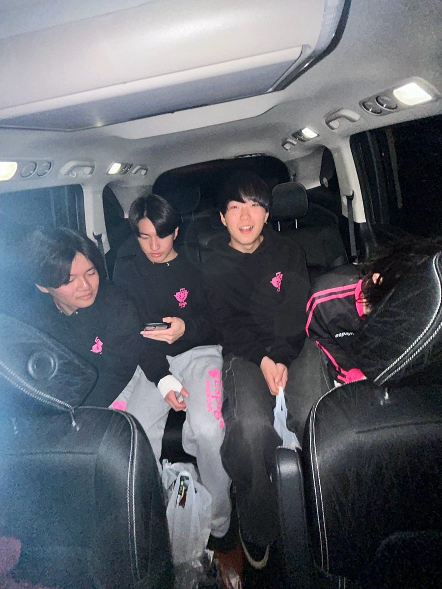 espiga2024's tweet photo. エスピガのユニフォームは
学年ごとにカラーが変わります❣️

17thは赤🍎と紺🫐
18thは金🌟と黒🖤
19thは紫🦄と黒🎶
20thはピンク💞と黒📷

毎年自分たちで話し合ってデザインも決めます！
21thのユニフォームも楽しみです！ https://t.co/8LyclC6bn6