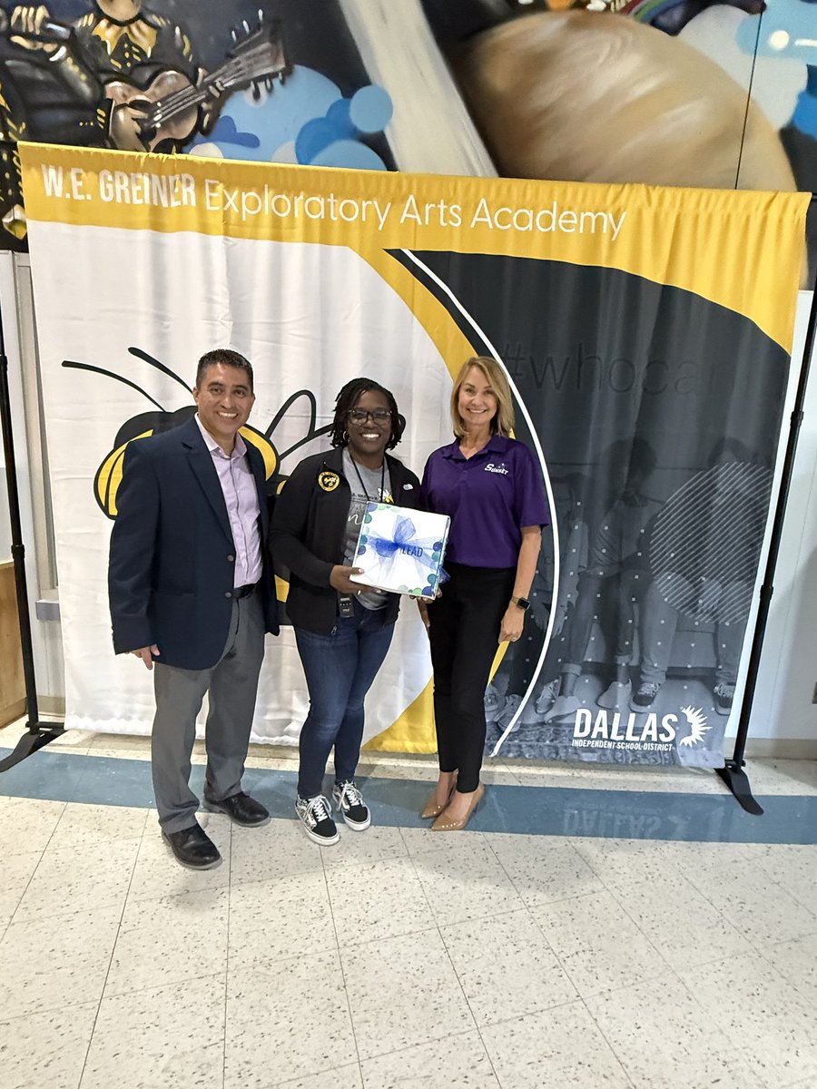 Beverly_A_Lusk's tweet photo. Proud of our amazing APs, Ms. Anthony and Mr. Gonzalez,  for repping the Sunset Vertical Team  and bringing home the Region 1 Fan Favorite awards during AP Appreciation Week! Well-deserved recognition! @Micheondra @WinnetkaDISD @GreinerAcademy @perez_sura @MRamirezDISD https://t.co/J9uV4SpKbe