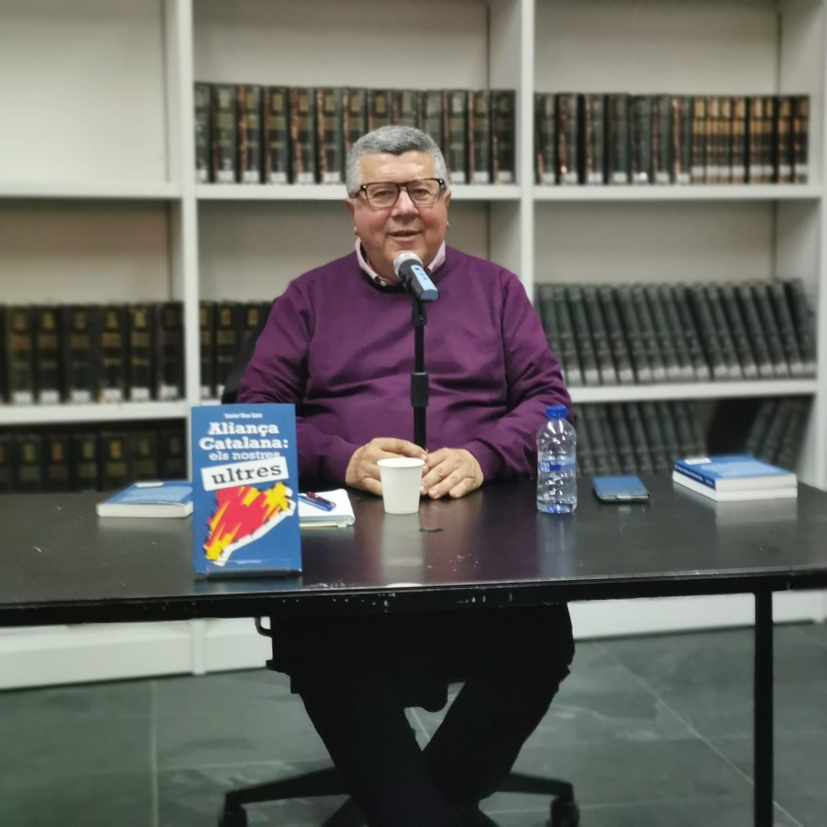 Presentació a Ripoll del llibre "Aliança Catalana.Els nostres ultres"  <a href="/IcariaEditorial/">Icaria Editorial</a>,amb el periodista  <a href="/ftriola/">ftriola</a>. La sala de la biblioteca plena amb 80 persones. En el debat han intervingut veïns crítics amb Sílvia Orriols. Hi havia militants d'<a href="/CatalunyaAC/">Aliança Catalana</a>,però no han dit res