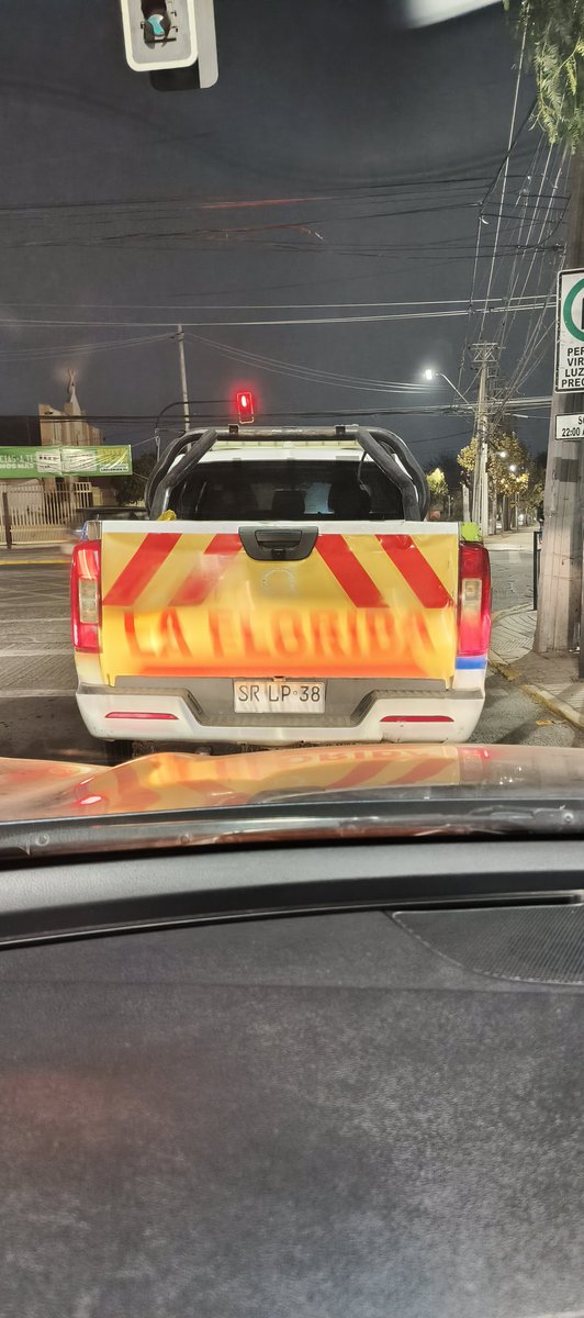 jorgepalmaa's tweet photo. @danielreyesmor @MuniLaFlorida @TVN @chvnoticias Camioneta Municipal sin señalizar, luces malas, exceso de velocidad, adelantando en linea continua, maniobras imprudentes, etc. ¿Quién los controla? Horario entre 20 y 20:30hrs. Favor hágase cargo de este imprudente irresponsable. https://t.co/LNZ1tHMyCm