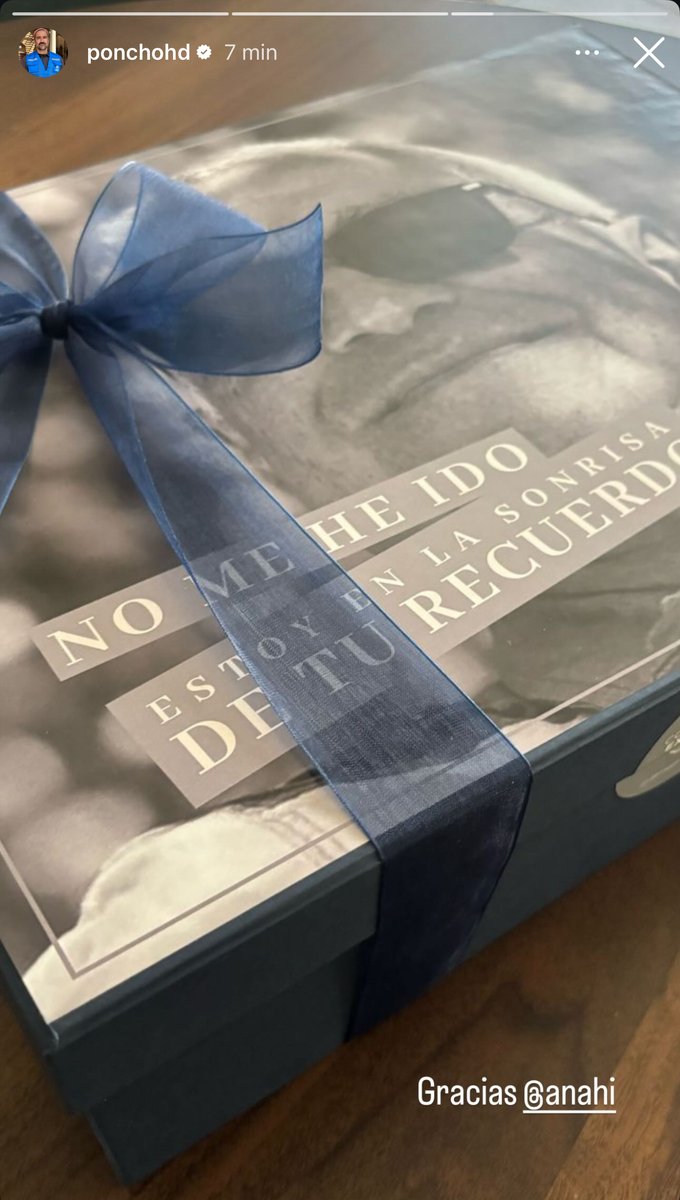 “Não me fui, estou no sorriso da sua lembrança.”
Essa é a frase do presente que Anahí enviou a Poncho, com a foto de seu pai. Ele postou nos stories e agradeceu: “obrigado, Anahí.”