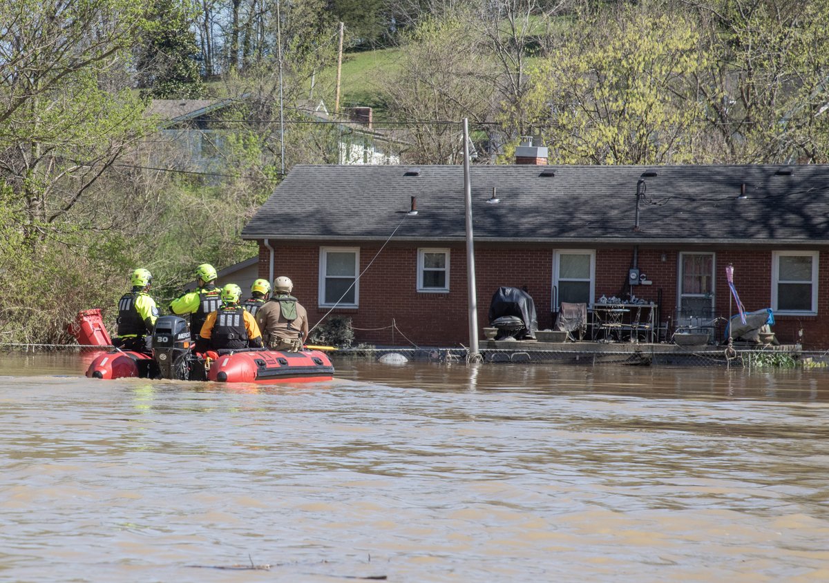 fema's tweet photo. Major flooding hazards are ongoing across several states. For your safety, do not enter flooded areas. Avoid walking and driving through floodwater.

Pictured: Maryland Task Force 1 and Virginia Task Force 1 rescue people from flooded homes in Kentucky. https://t.co/OKxec1FJhy