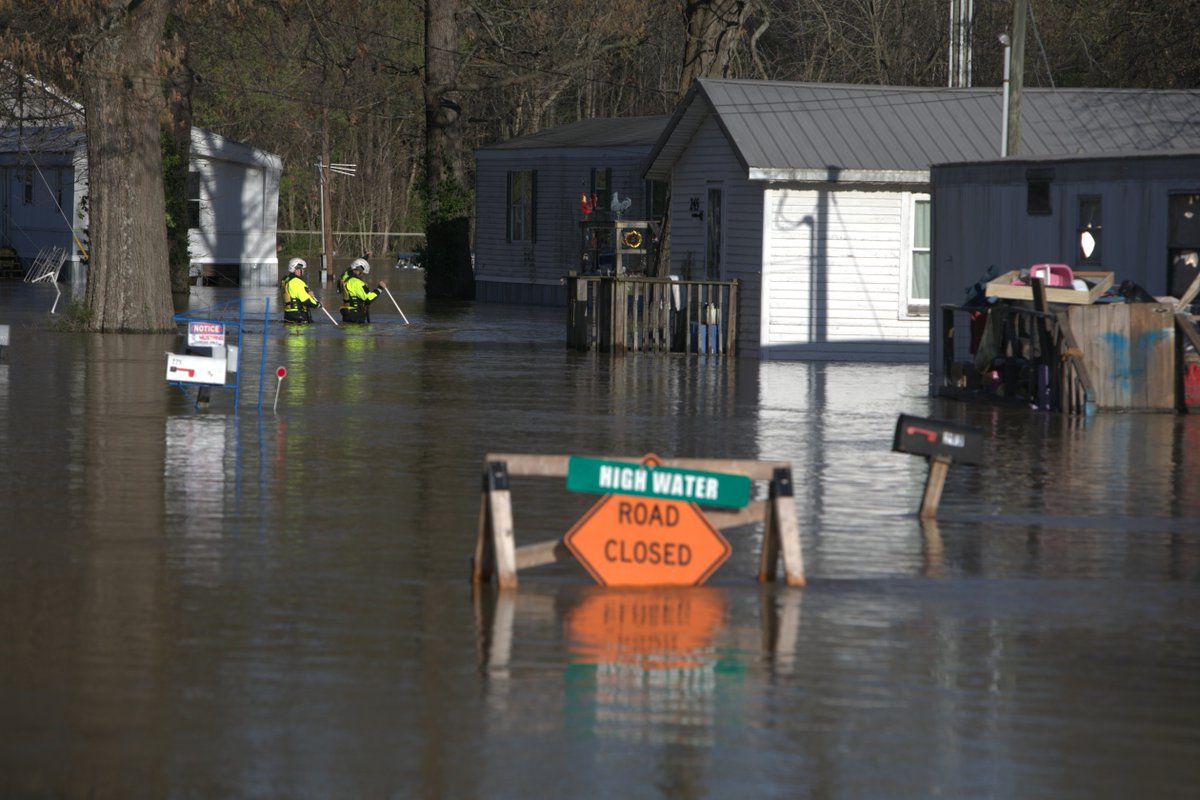 fema's tweet photo. Major flooding hazards are ongoing across several states. For your safety, do not enter flooded areas. Avoid walking and driving through floodwater.

Pictured: Maryland Task Force 1 and Virginia Task Force 1 rescue people from flooded homes in Kentucky. https://t.co/OKxec1FJhy