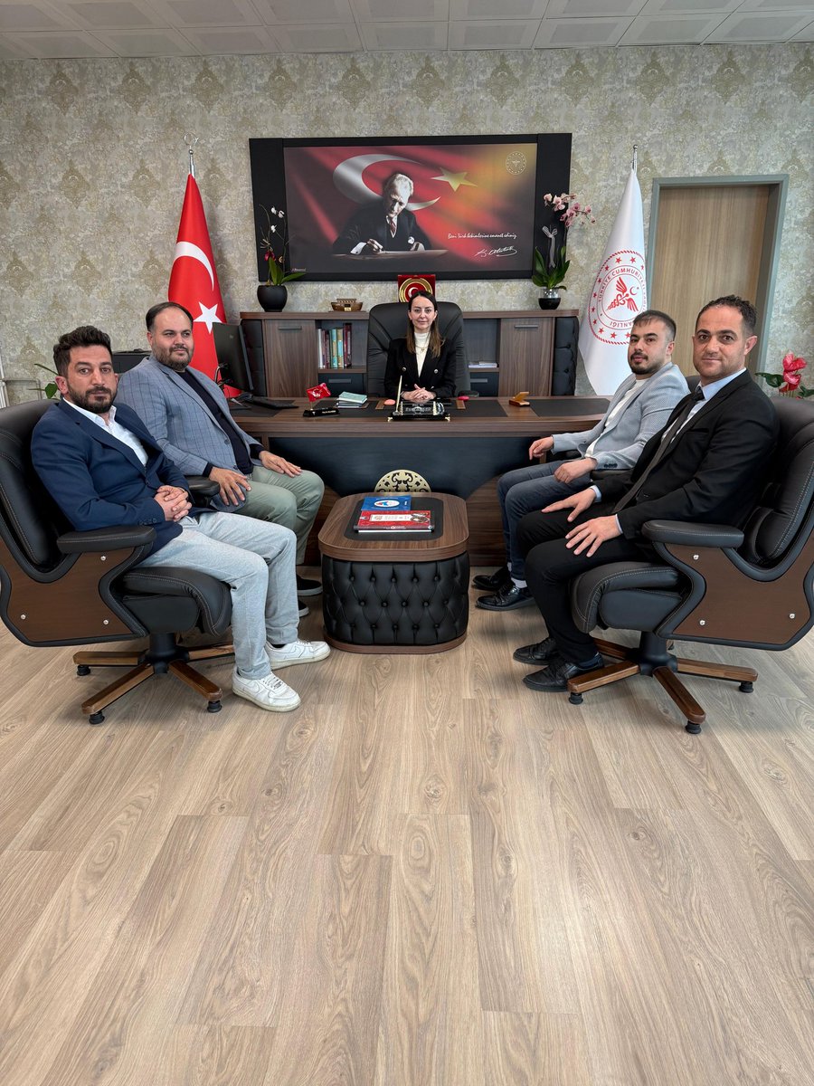 agriism's tweet photo. Ağrı Kültür, Eğitim, Turizm ve Gençlik Derneği Başkanı Sayın Serdar YILDIZ ve beraberindeki heyet, İl Sağlık Müdürümüz Doç. Dr. Esra BEŞER’i makamında ziyaret etti. https://t.co/ZRHylbFCcU