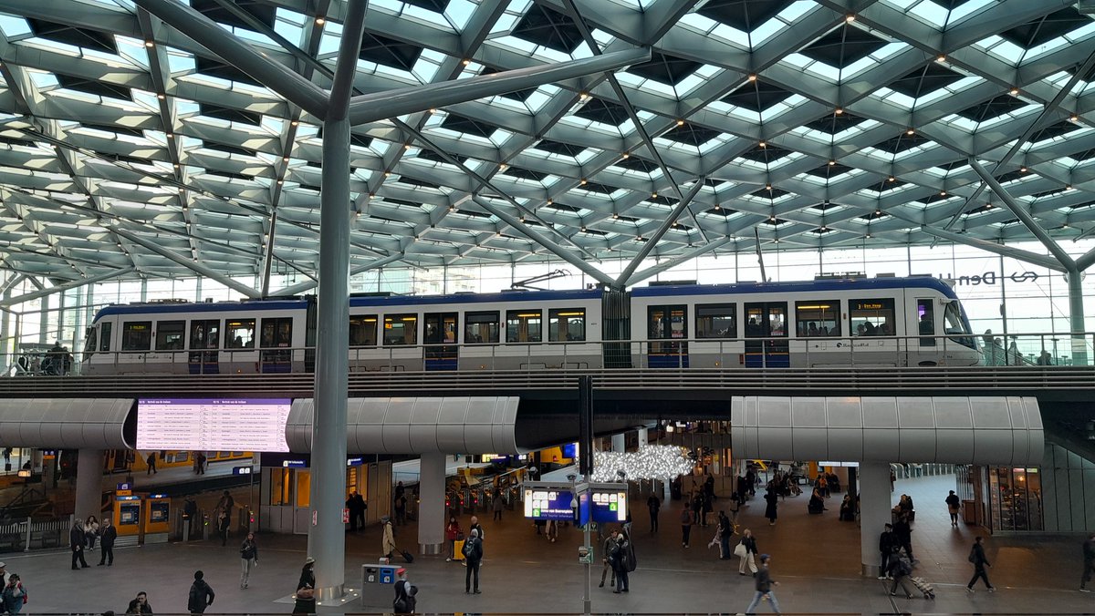 今、広島駅に来ています。
広島駅の2階には路面電車が乗り入れており、これは世界的にも類を見ないとして、鉄道ファンの間で注目を集めています()