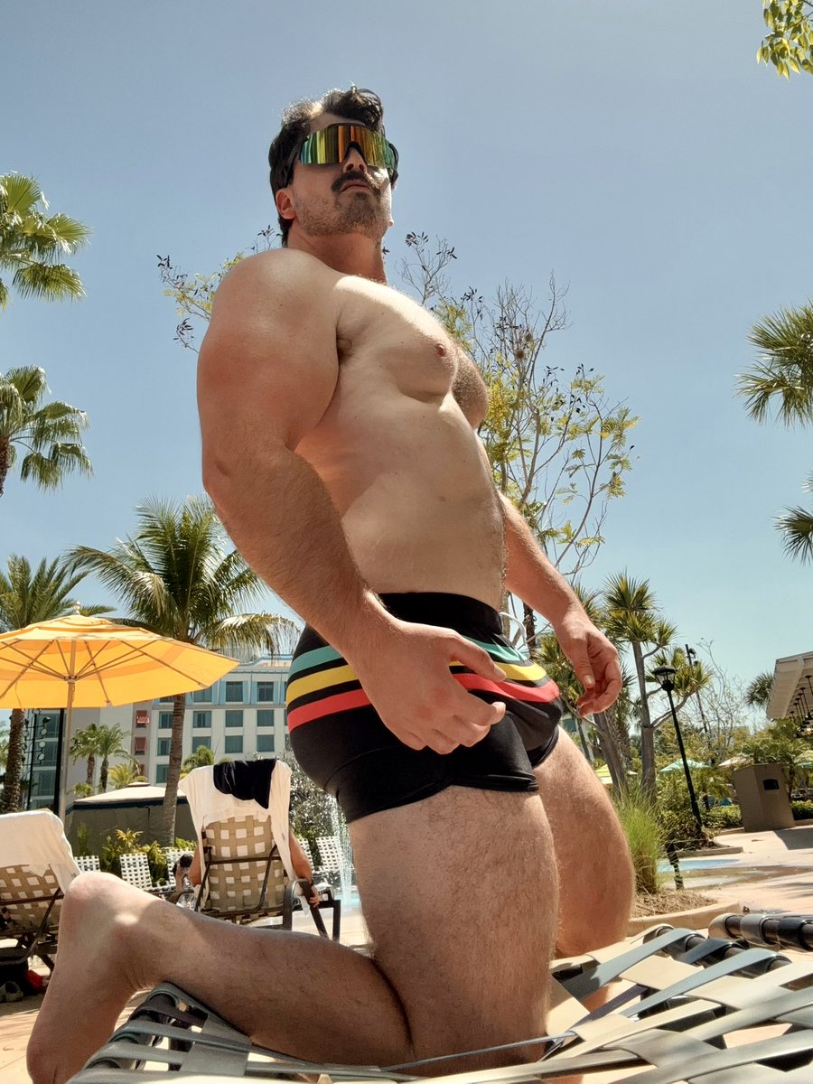 MorganFigge's tweet photo. Pool day! 🌴 https://t.co/iJKhjEOubH