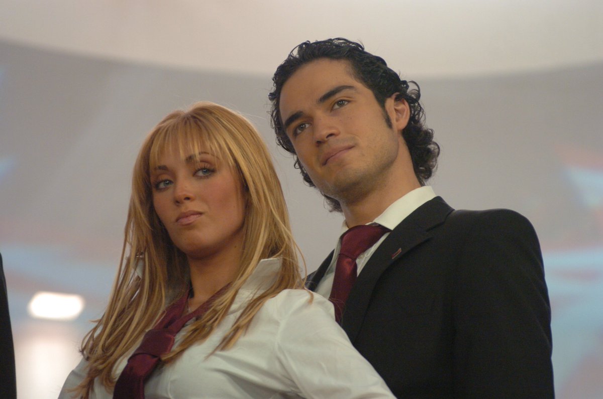 RBDFotosHQ's tweet photo. Anahí presenteou Alfonso Herrera com homenagem ao pai dele, que faleceu há poucos dias: "Eu não fui embora, estou no sorriso de suas lembranças" https://t.co/sQRQNCXi3J