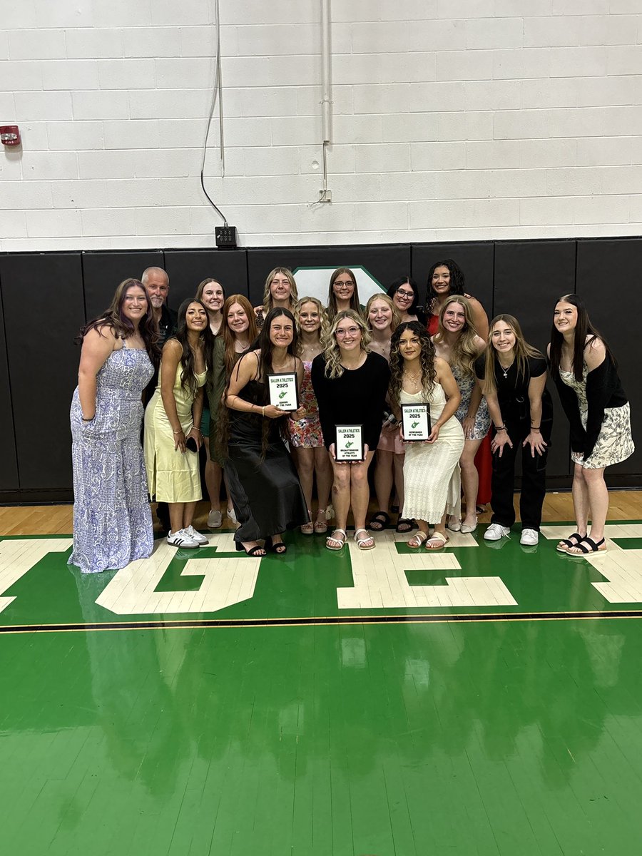 Last night was a great event  hosted by the Salem University Student Advisory Committee. Our tigers took home several awards. Jazmyn Moetului was awarded Senior of the year, Kendall Lemley won breakthrough Athlete and Bella Ortiz received newcomer. Great job!!!!