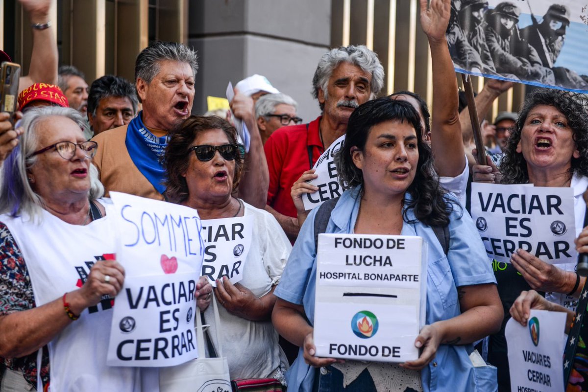 bigbangnw's tweet photo. ⚠️ LLA decide no renovar los cupos de ingreso a la residencias en salud mental en el Bonaparte: "El tratamiento se vuelve inviable"

👉🏻 Cerraron las residencias, despidieron al personal y dejaron un vacío latente: ¿quién cuidará la salud mental de los argentinos?

✒️ Por @JimeeBaezz

(💣 De la ley de salud mental a la motosierra)

https://t.co/tZSWTCuQAA