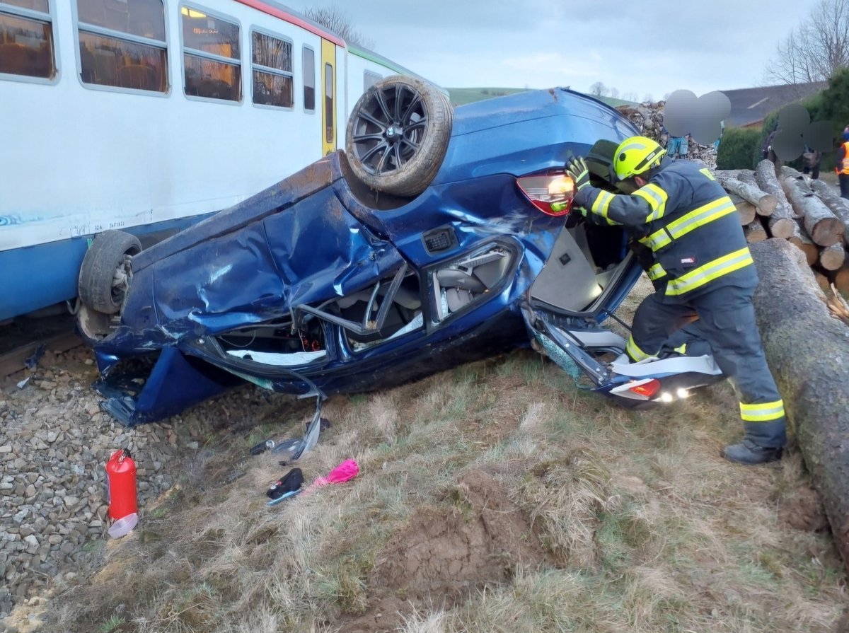 HZS_Pardubice's tweet photo. Zasahovali jsme 11. 4. v 19.18 h. na železničním přejezdu v Oldříši. Střetl se zde osobní vlak s autem. Ten skončil po střetu na střeše a asi 20 m od přejezdu. Ve vlaku cestovalo 7 osob, nikdo neutrpěl zranění. Z auta byla 1 osoba venku a bez zranění. https://t.co/Lo1aqkPodq