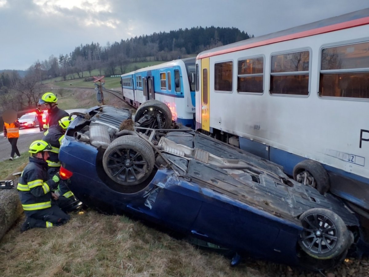HZS_Pardubice's tweet photo. Zasahovali jsme 11. 4. v 19.18 h. na železničním přejezdu v Oldříši. Střetl se zde osobní vlak s autem. Ten skončil po střetu na střeše a asi 20 m od přejezdu. Ve vlaku cestovalo 7 osob, nikdo neutrpěl zranění. Z auta byla 1 osoba venku a bez zranění. https://t.co/Lo1aqkPodq