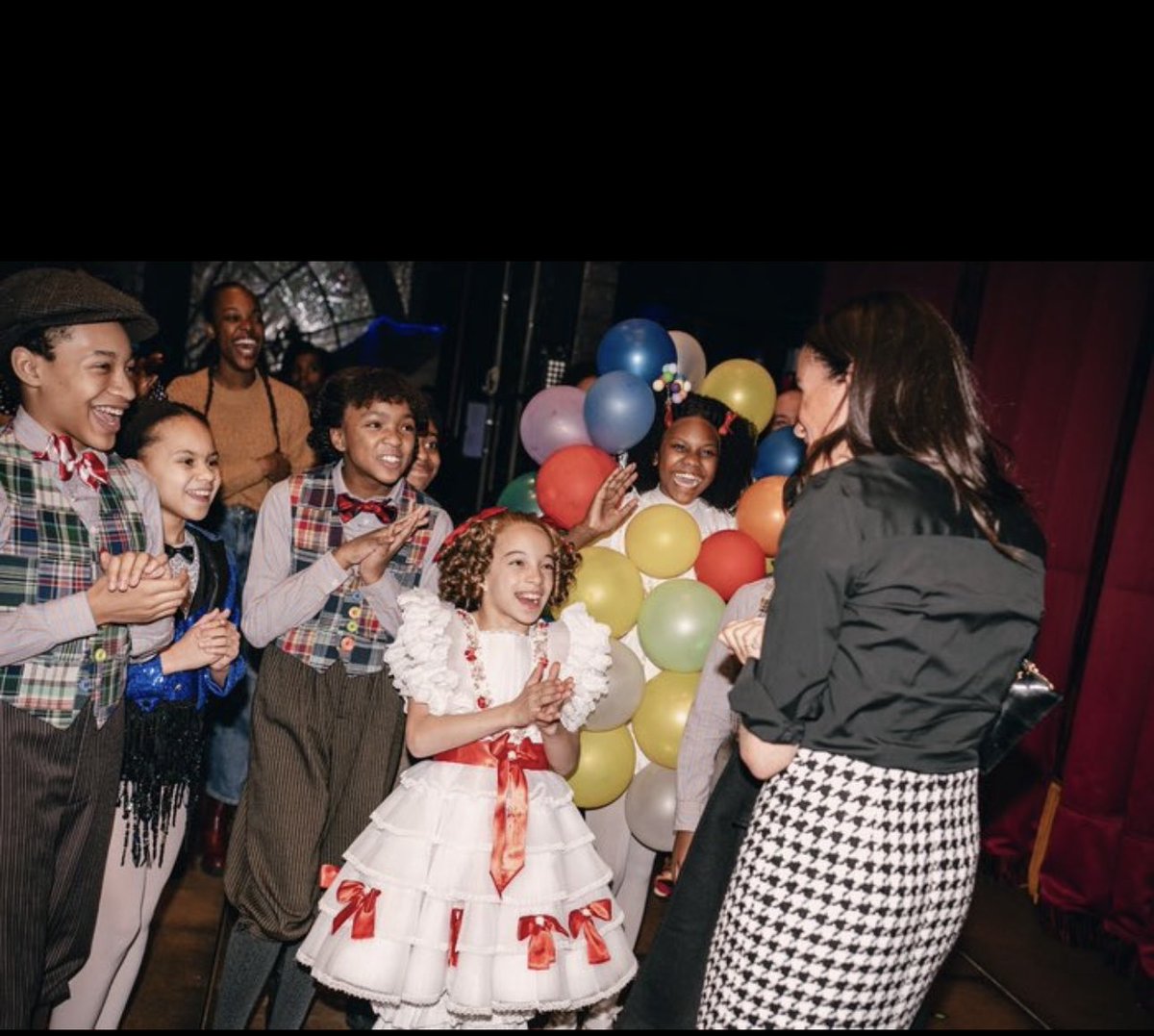 may94780624's tweet image. Hey, @MeghanSussex! I hope you had an amazing night at the #BroadwayShow! 🎭✨ I can’t stop thinking about that fabulous skirt #MeghanSussex wore—could someone share the link for it? I need it ASAP! 😘💕