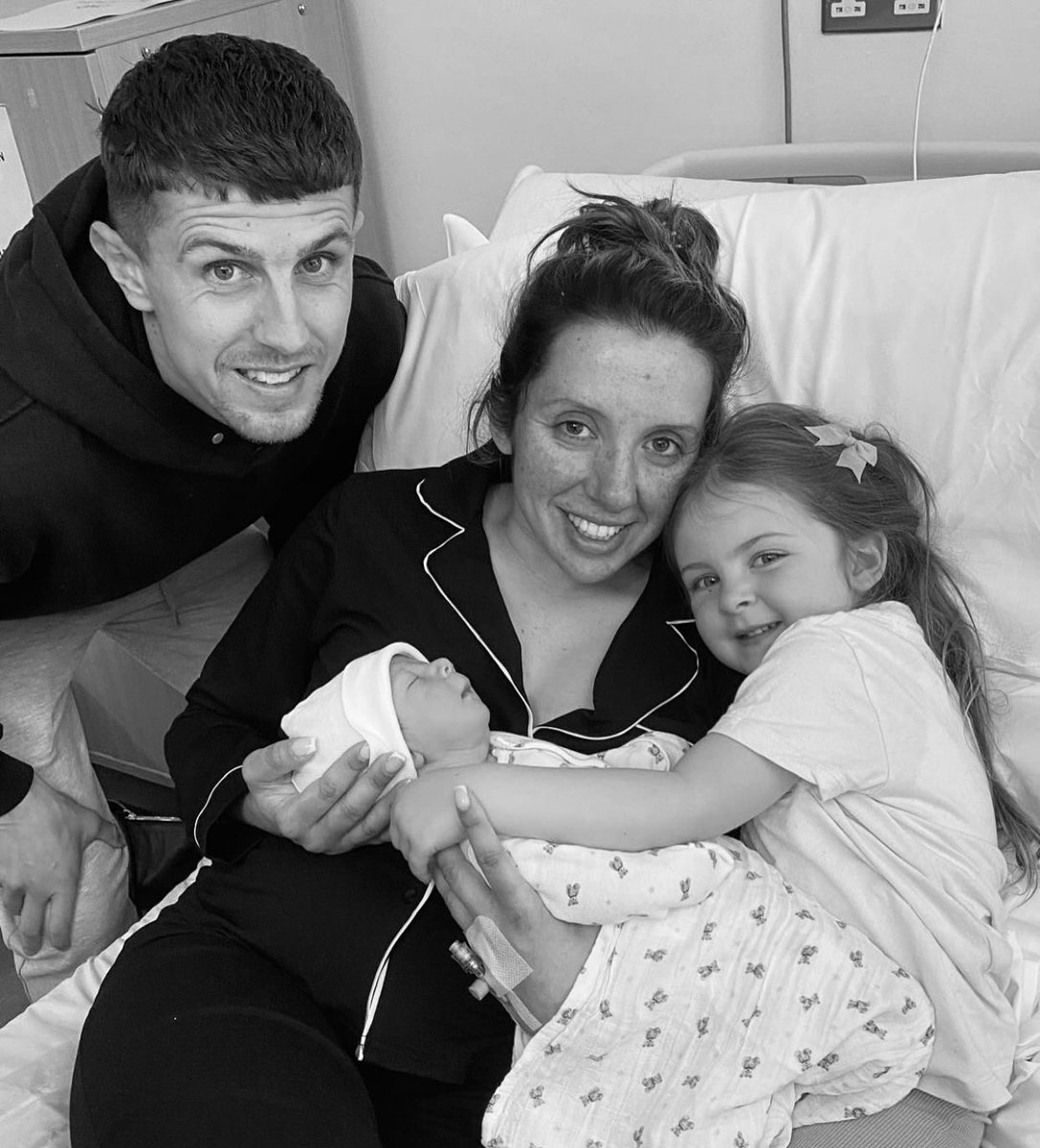 Buxton_FC's tweet photo. 𝗧𝗵𝗲𝗿𝗲’𝘀 𝗮𝗻𝗼𝘁𝗵𝗲𝗿 𝗕𝘂𝗰𝗸 𝗶𝗻 𝘁𝗵𝗲 𝗿𝗮𝗻𝗸𝘀! 👶🏻

Congratulations to Tommy, Beckie and Sophia on the arrival of baby Arlo.

A no. 10 of the future? 

#UpTheBucks | #TeamBuxton https://t.co/xii8LEksMr