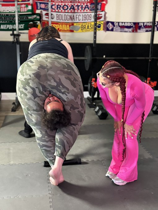 AmazonAmanda - With @mstriggawho right now on LIVE making @BarkOnCommand feel this Amazon power. https://t.co/XOTZi5OYtZ