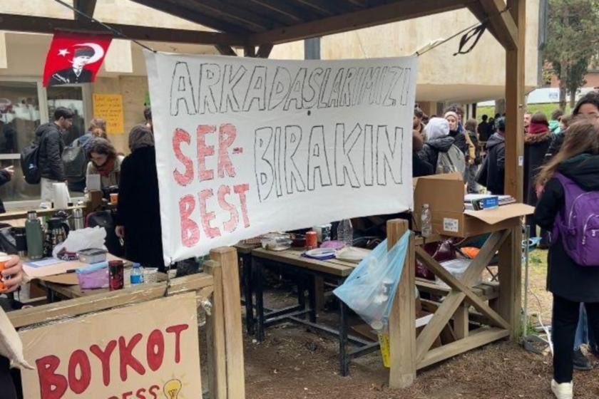 Uludağ Üniversitesi öğrencileri, rektörlüğe tepki gösterdi:

"Kampüsümüzde yandaş bir kafe istemiyoruz. 

Bunun için gruplara attığımız kermes duyurusu ve boykot çağrısına üniversite yönetimi, 'Bu siyasi bir eylem, bir daha duyuru yapmanızı istemiyoruz' cevabını verdi."