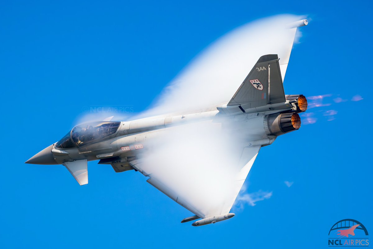 🇬🇧 The 2025 season <a href="/RAFTyphoonTeam/">RAF Typhoon Display Team</a> is looking very dynamic indeed thanks to Flt. Lt. Nathan Shawyer <a href="/TyphoonDisplay/">Typhoon Display Pilot</a> seen here in a work up practice display overhead <a href="/RAFConingsby/">RAF Coningsby</a> as “REHEAT01” in <a href="/eurofighter/">Eurofighter Typhoon</a> ZK344 🔥