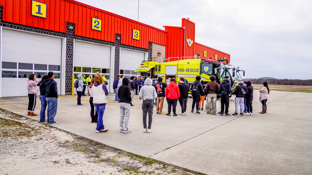 IFlyRhodeIsland's tweet image. We had special guests visit us for an airport tour as part of their Apprenticeship Exploration Program! The students got a firsthand look at what makes an airport run—from the fire station to the maintenance facility.🛬📚💙#FlyRI #LearningTakesFlight #SchoolTrip