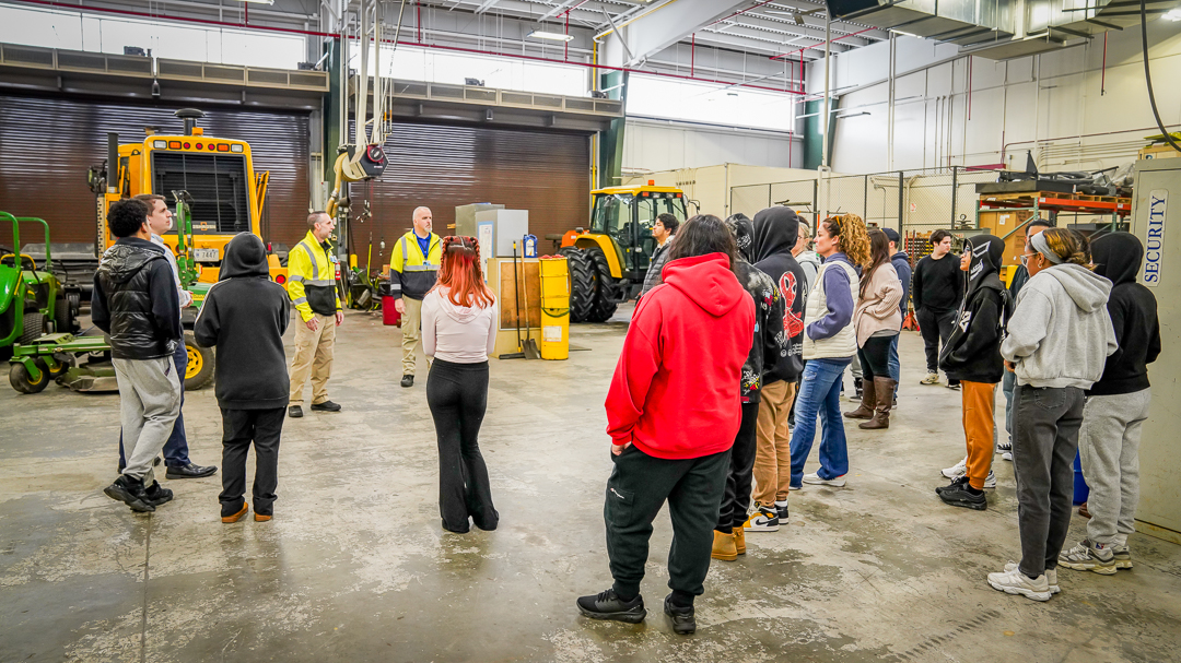 IFlyRhodeIsland's tweet image. We had special guests visit us for an airport tour as part of their Apprenticeship Exploration Program! The students got a firsthand look at what makes an airport run—from the fire station to the maintenance facility.🛬📚💙#FlyRI #LearningTakesFlight #SchoolTrip