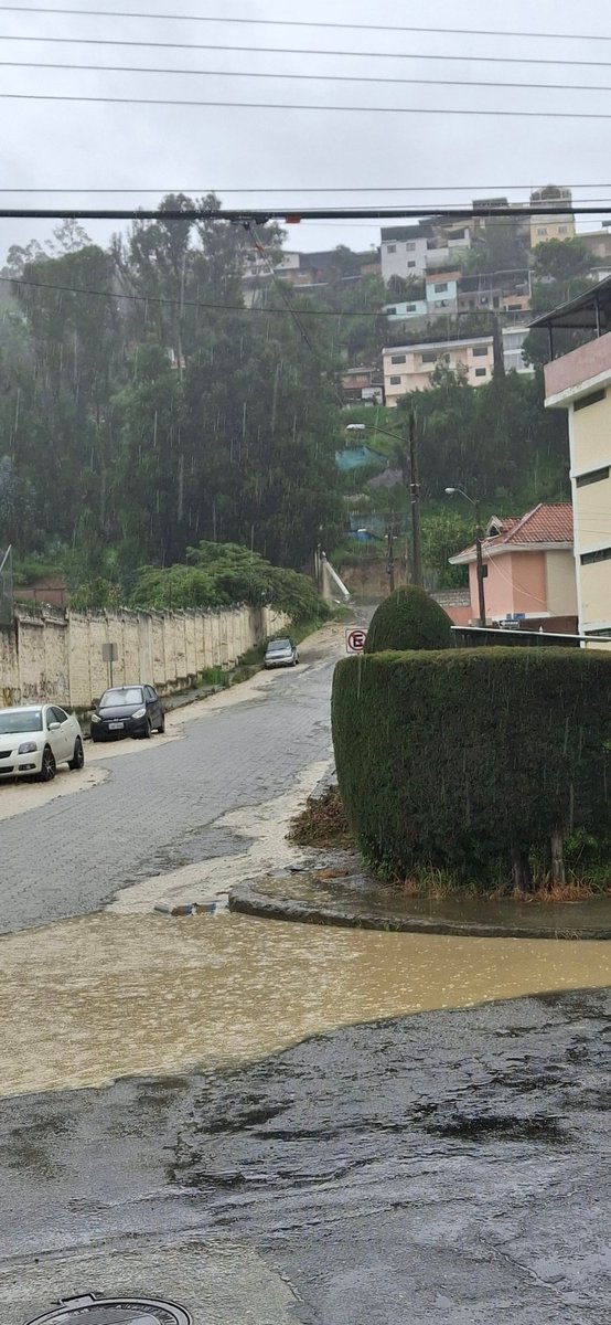 Buenas tardes, por favor a los señores del <a href="/MunicipioDeLoja/">Municipio de Loja</a> su ayuda en la calle Chinchipe y Cenepa, se rompió la tubería qué baja por las escalinatas. Es  por el sector del colegio La Salle.