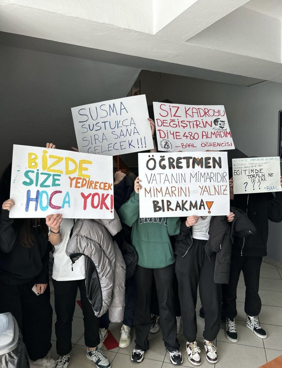 susamuruuu's tweet photo. Gencecik çocuklar yazmış;
"Eğitimde torpilin ne işi var" 
diye de, 
koca koca adamlar idrak edemiyor!!!!
#ÖğretmenimeDokunma
#LiselereSahipÇık
#AtamaDeğilTasfiye
#TorpilDeğilLiyakat https://t.co/Ef8pQOtfsl