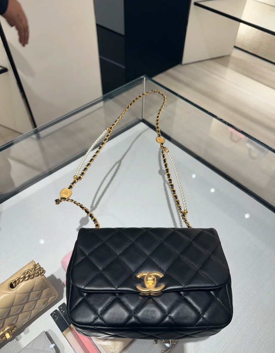 Jamicsxhens's tweet photo. "Pretty in pink 💕✨ Which one’s your dream bag? Classic elegance always wins. 👜 #ChanelDreams #LuxuryStyle" https://t.co/GJjHE1pDbk