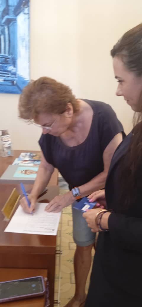 Anaysbvr's tweet photo. Las comerciales del #CTMonte siguen llevando los servicios exportables de @ETECSA_Cuba a quienes nos visitan 🌍 🇨🇺
#CubacelTur 
#EtecsaConCuba https://t.co/IQ4QOybCAP