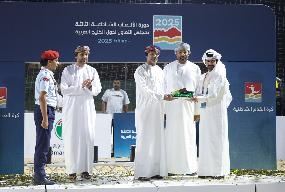 GccBeach3's tweet photo. 📸 إسدال الستار عن دورة الألعاب الشاطئية الخليجية بإنزال علم الدورة.

#الألعاب_الشاطئية_مسقط2025 https://t.co/L5Vef79gEk