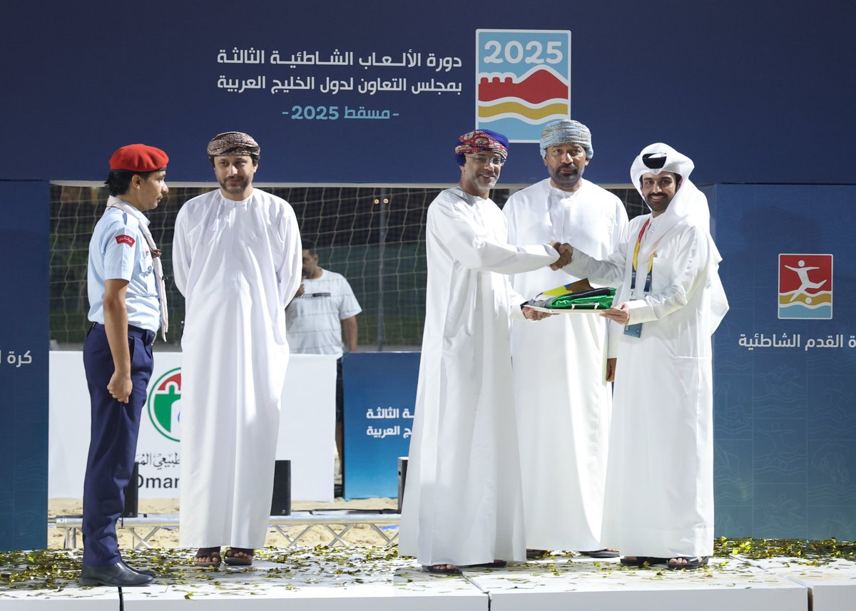 GccBeach3's tweet photo. 📸 إسدال الستار عن دورة الألعاب الشاطئية الخليجية بإنزال علم الدورة.

#الألعاب_الشاطئية_مسقط2025 https://t.co/L5Vef79gEk