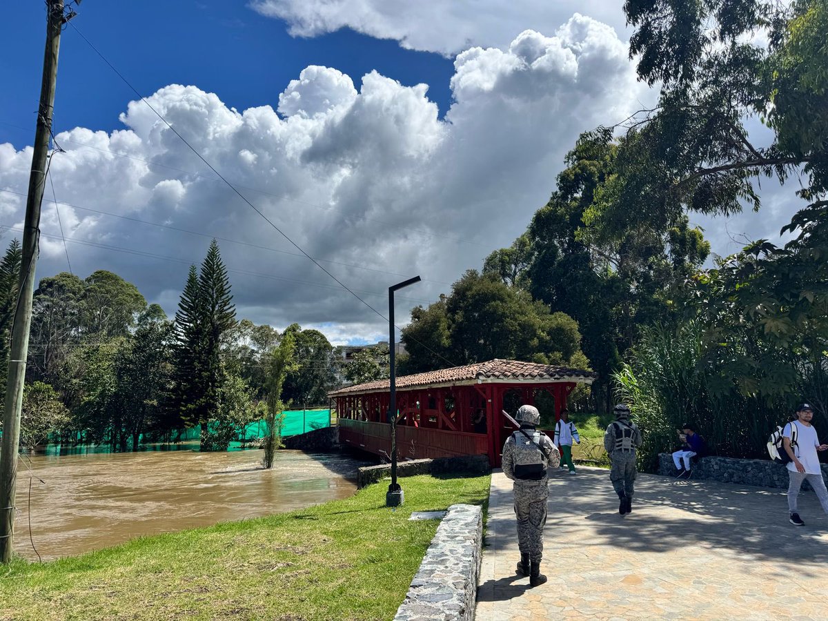 AlcRionegro's tweet photo. Queremos cuidarte, nuestra fuerza pública nos acompaña en estos momentos en las zonas de mayor contingencia a causa de las fuertes lluvias. 

Muchas gracias por cuidar de los rionegreros en cada momento. https://t.co/CVgL2tAsP9