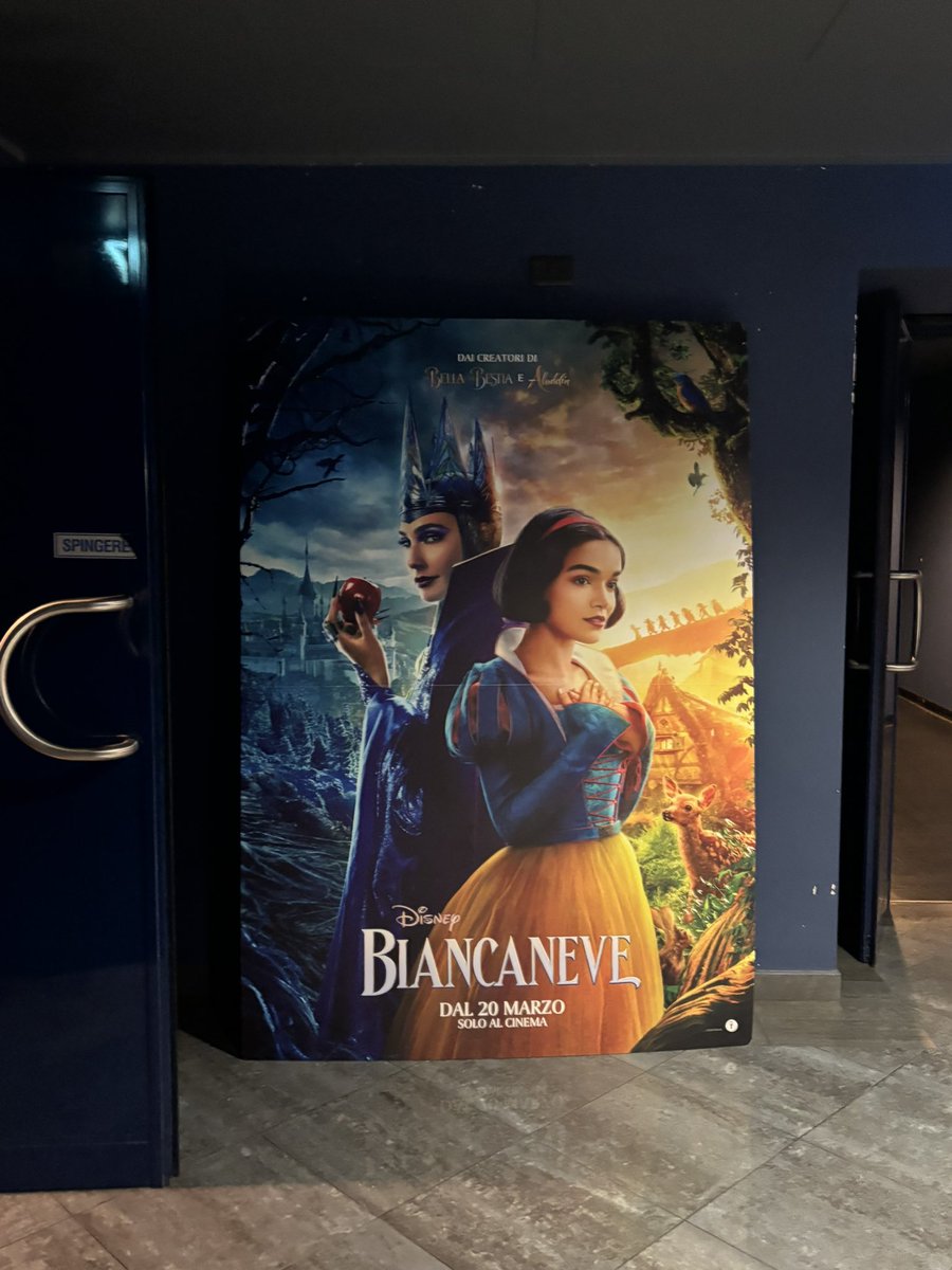 oggi sono andata a vedere biancaneve al cinema e anche se non amo particolarmente i live action l’ho trovato molto carino