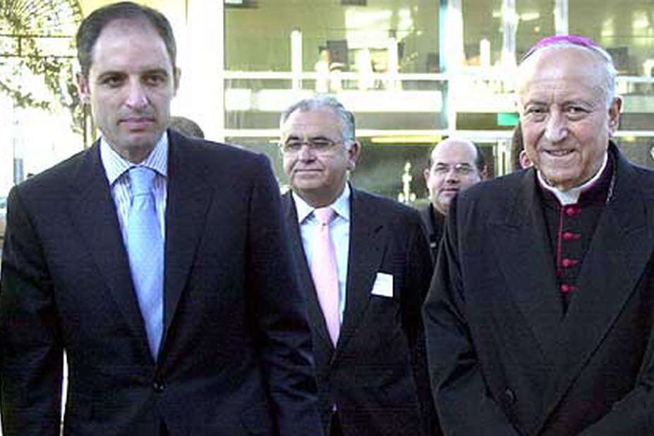 antonio_arnau's tweet photo. Así es. #Zaplana, como autor intelectual, necesita un Empresario Contratista habitual con GV.
El Acuerdo con #Cotino incluye tb vender al sector Liberal del PP, haciendo Presidente a #Camps del sector Cristiano,y  para facilitarlo #Aznar le nombró Ministro. #Mazón era el Director General q firmaba.
Después Zaplana no se siente apoyado por PP y, pasa a los suyos a Ciudadanos, vaciando el PP alicantino. Mazón, ante la grave fuga, es comprado por PP con La Diputación y se queda.
Camps se libra en su Juicio gracias a la muerte de Cotino, testigo principal d Fiscalía.
En #València La Fiesta no acaba nunca.