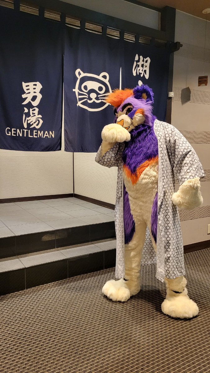 #FursuitsFriday Oh-No The cat doesn't want to take bath 🙀🚿♨️